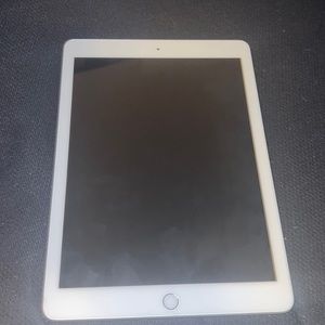 Ipad A 10.2-inch Retina
display with True
Tone for incredible
detail vivid color